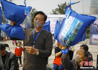Illustration for article titled Polluted Chinese City Gets Bags of Clean Mountain Air